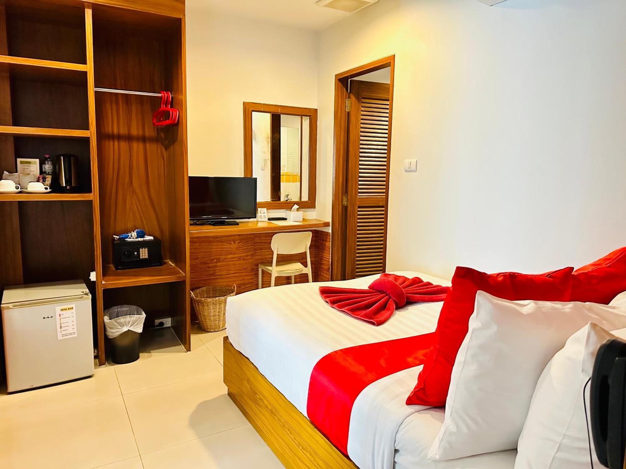 Pj Patong Resortel Exterior photo